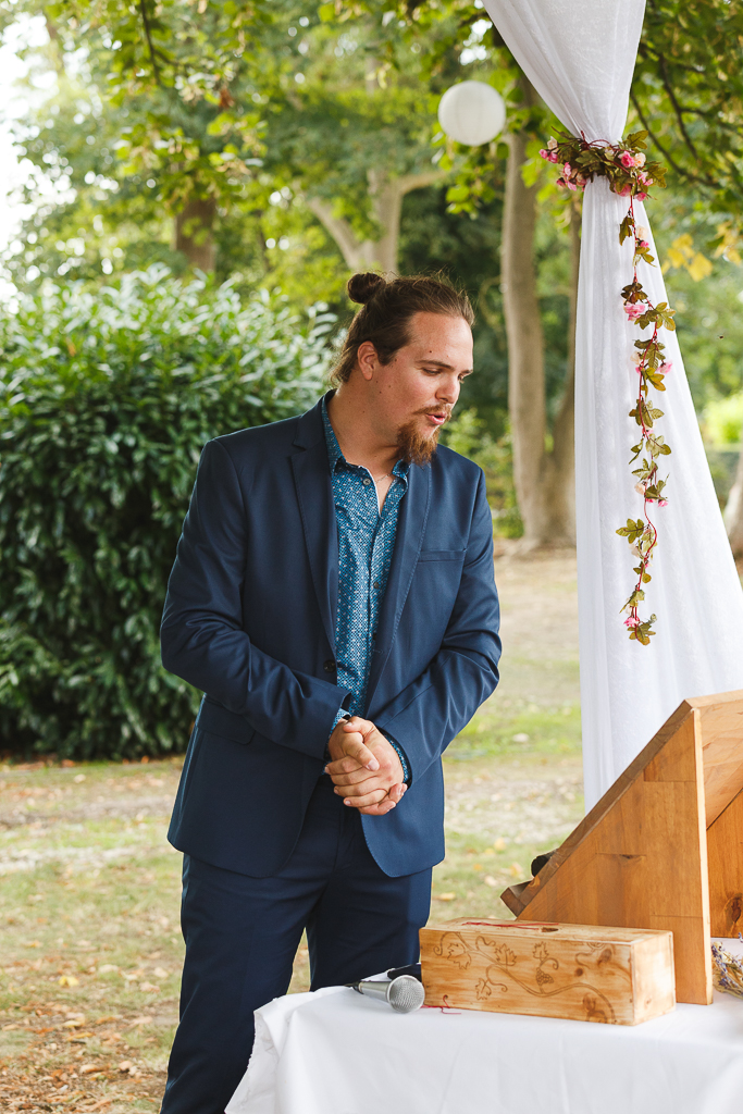 Officiant de cérémonie laïque. discours et anecdotes touchantes aux mariés. Mariage en extérieur. Rituel dans un jardin. 