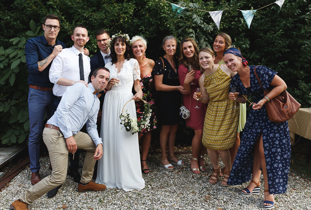 Portrait de groupe vin d'honneur en extérieur équipement photographe mariage 