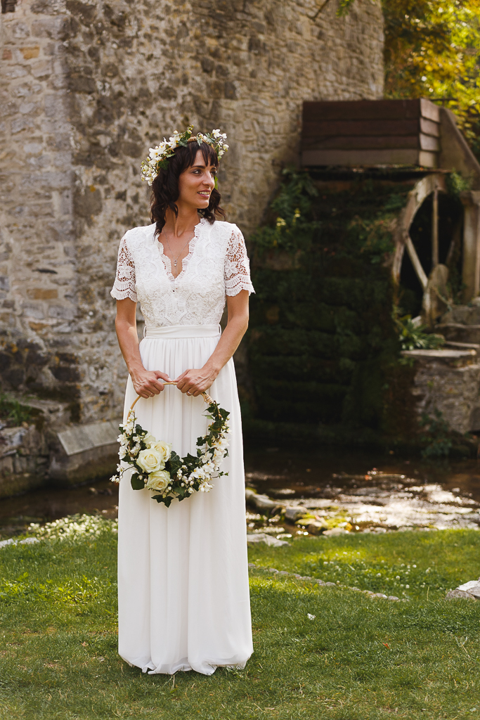 portrait mariée robe longue fluide cerceau fleurs couronne florale devant moulin