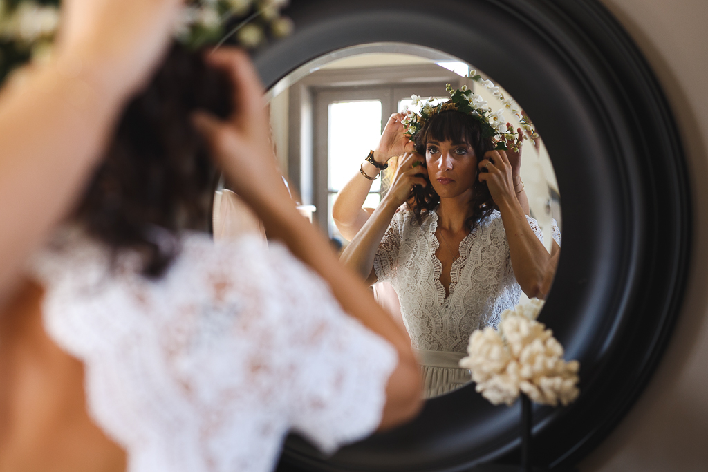 préparatifs de la mariée couronne de fleurs miroir face au miroir. Portraits de mariages Belgique.