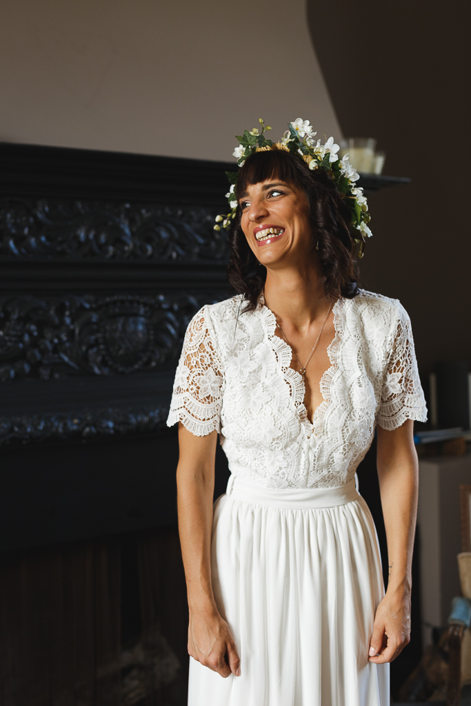 rire mariée robe dentelle couronne lierre fleurs blanches mariage champêtre