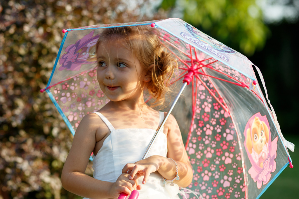 demoiselle d'honneur et son parapluie - photographe portrait famille mariage Lille Nord