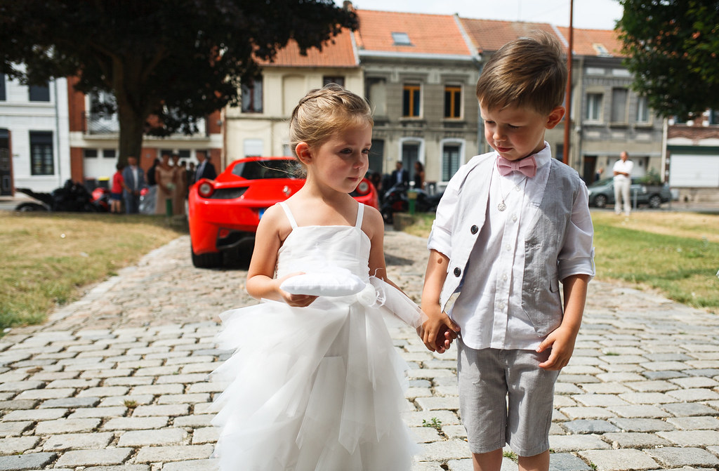 Enfants d'honneur avec bagues de mariage entrée église demoiselle et garçon