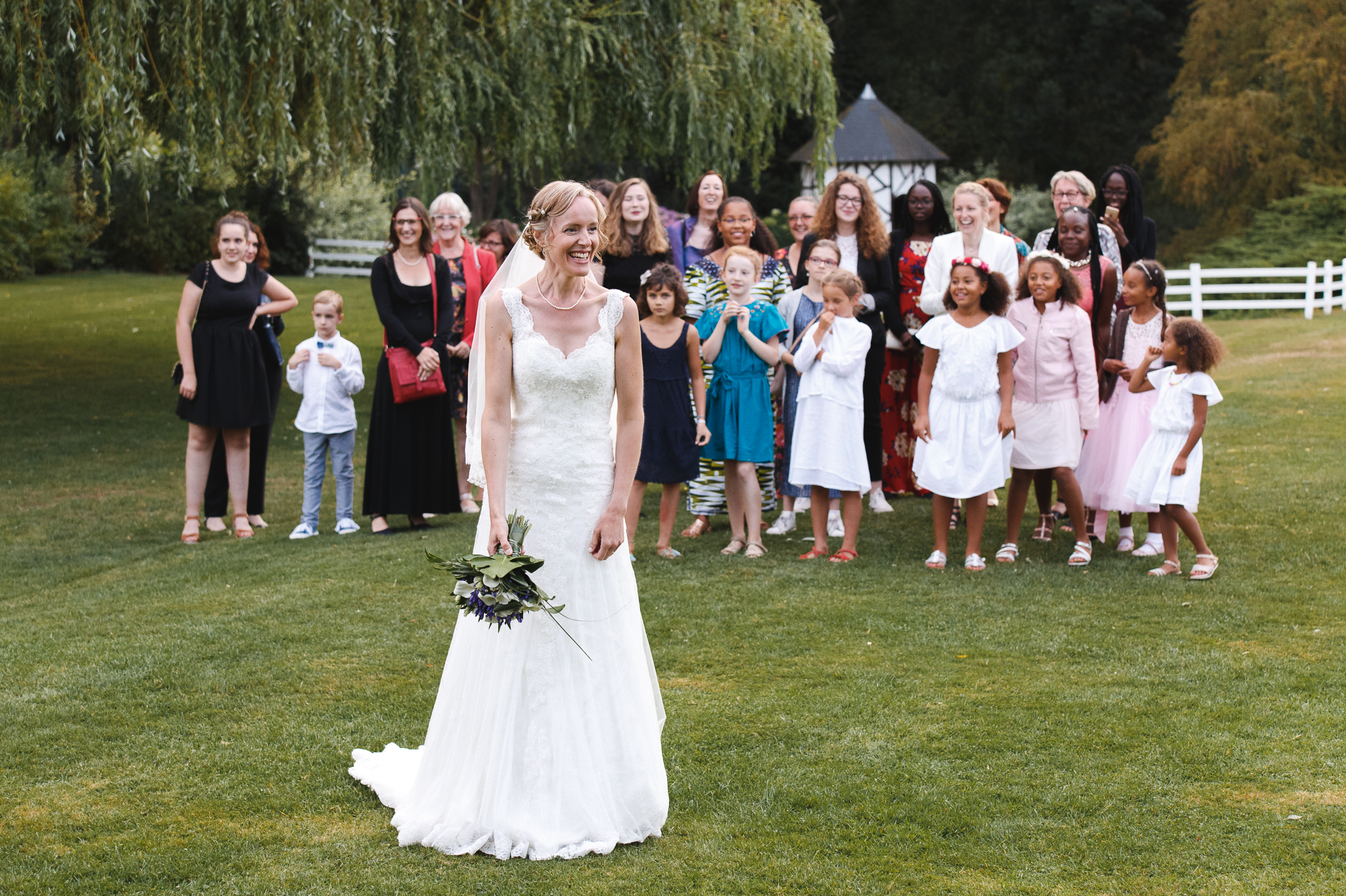 Lancer du bouquet de la mariée au parc de la Chanterelle. Photographe mariage Nord Fred LAURENT