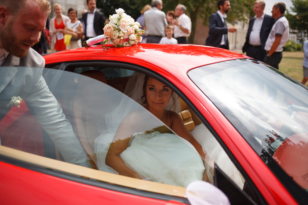 mariage en Ferrari rouge marié et mariée photographe Carvin Pas de Calais