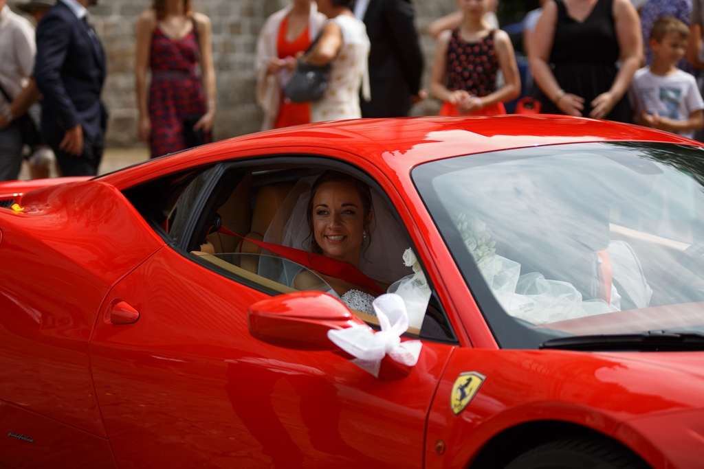 mariée dans Ferrari rouge Fred Laurent photographe mariage Carvin Pas de Calais Lille Nord