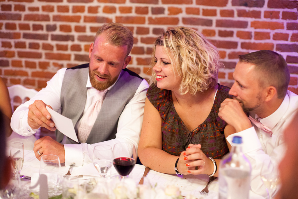 reportage photo mariage Hem mari et invités à table Clos de la Source Nord