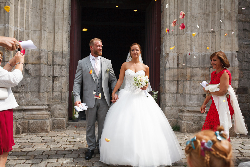 sortie église mariés Pas de Calais photographe mariage Carvin Libercourt Seclin Lille