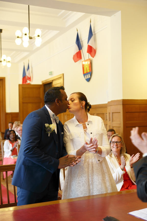 bisou des mariés applaudissement mairie métropole Lilloise Nord photographe mariage Saint-André