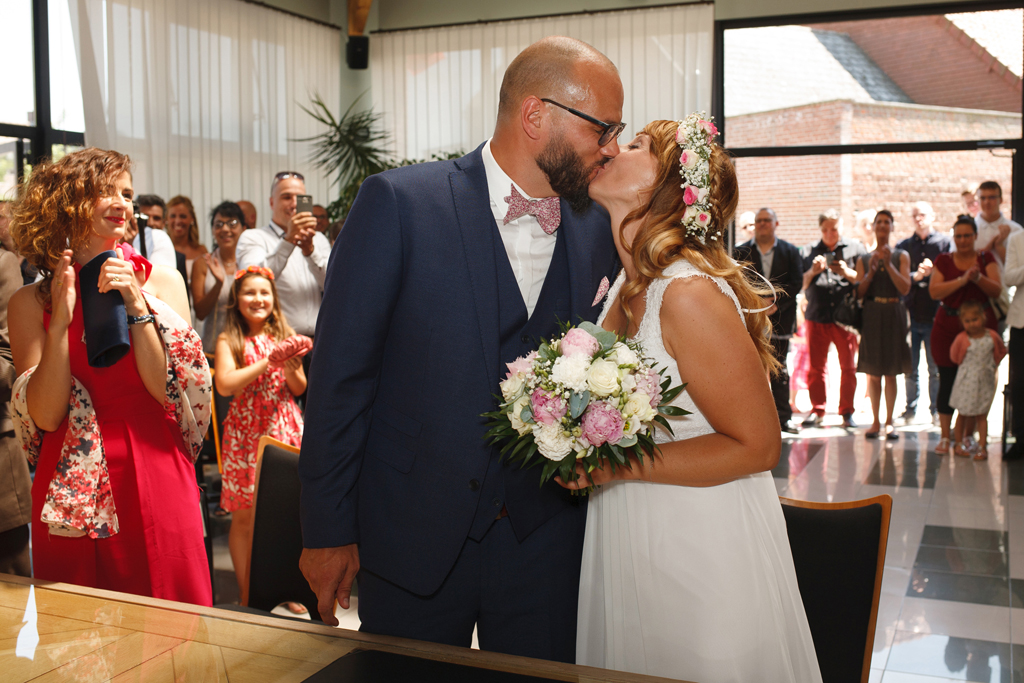 baiser des mariés mairie de Raimbeaucourt reportage photo mariage photographe Nord
