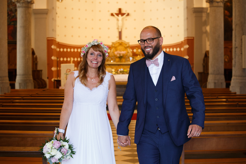couple de mariés après cérémonie religieuse Férin proche Douai Nord photographe mariage