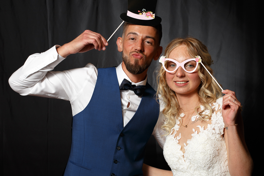 mariés studio photo accessoire haut de forme et lunettes reportage mariage Marcq-en-Baœul et Lys-lez-Lannoy Nord