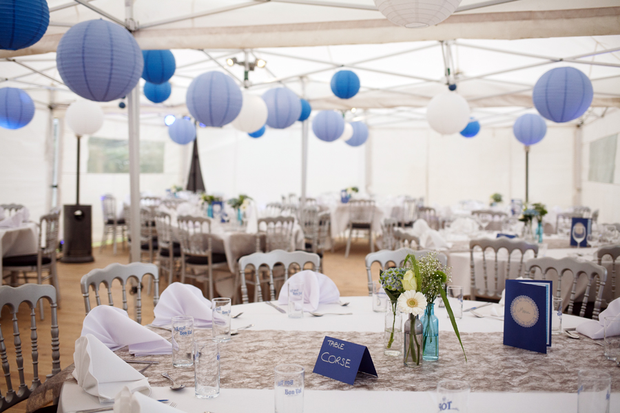 idée déco réception mariage sous chapiteau lampions couleurs blanc tons bleus table d'invités