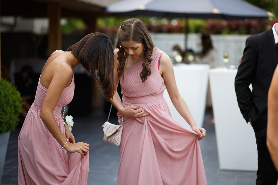 les deux demoiselles d'honneur aux robes roses réception mariage chic à la campagne belge