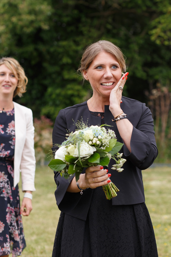 l'heureuse gagnante du lancer du bouquet de la mariée reportage photo mariage Nord Armentières