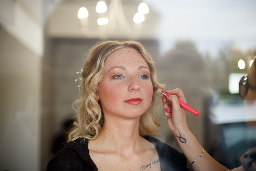 portrait mariée mise en beauté maquillage préparatifs Croix reflets vitre reportage mariage Hauts de France
