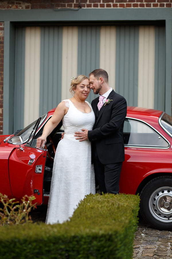 mariage voiture rouge au Domaine de Ronceval à Dottignies
