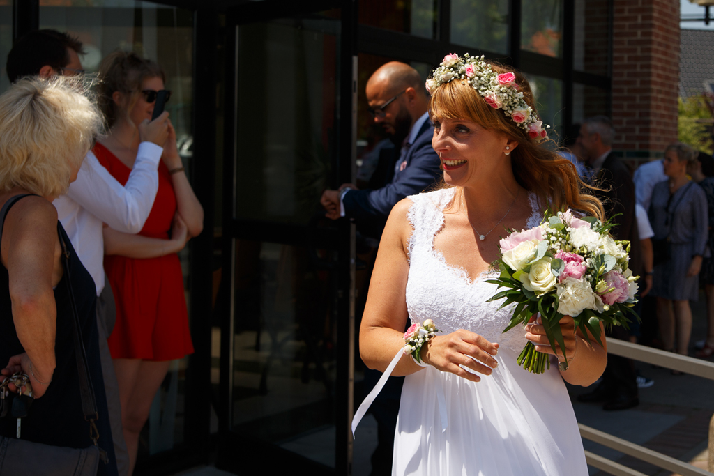 mariée avec bouquet bracelet floral et couronne de fleurs dans les cheveux code couleur blanc rose photographe mariage Raimbeaucourt Nord Douai