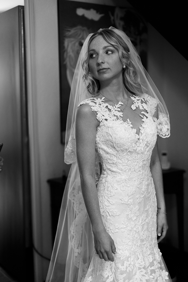 mariée dans une robe de mariée sirène avec voile portrait noir et blanc