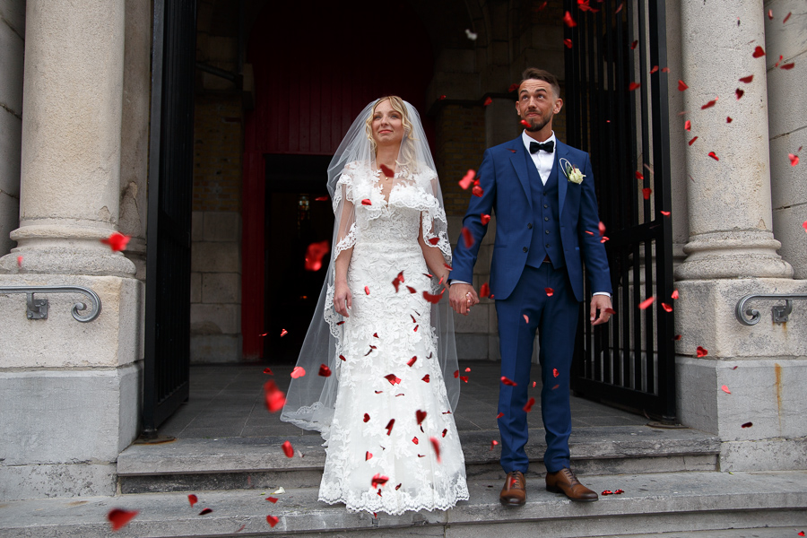 mariée robe avec voile et mari en costume bleu sortie église cœurs rouges photographe mariage Lys-lez-Lannoy Nord