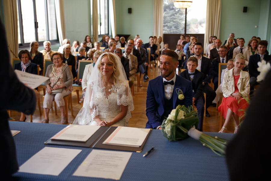 photographe mariage moment joyeux mariés et invités cérémonie civile Marcq-en-Barœul Lille Nord