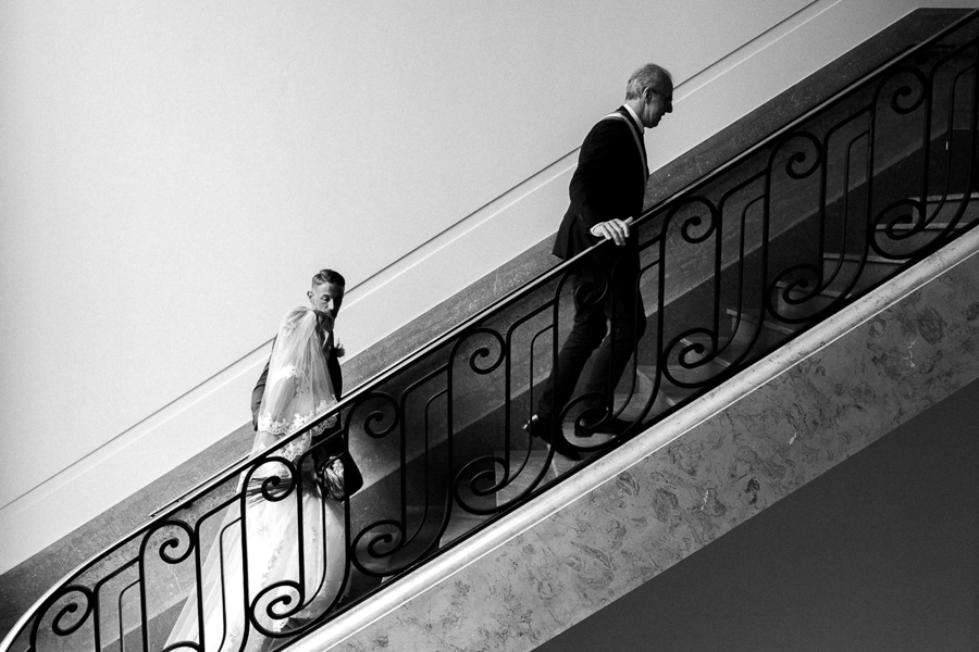 photo noir et blanc couple mariés et maire mairie Marcq-en-Barœul montée des marches photographe mariage Wambrechies