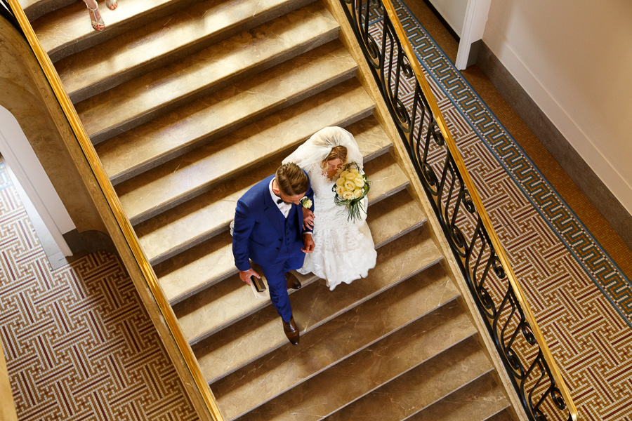 mariée avec voile et mari costume bleu escalier mairie vue de haut photographe mariage Marcq-en-Barœul Hauts de France