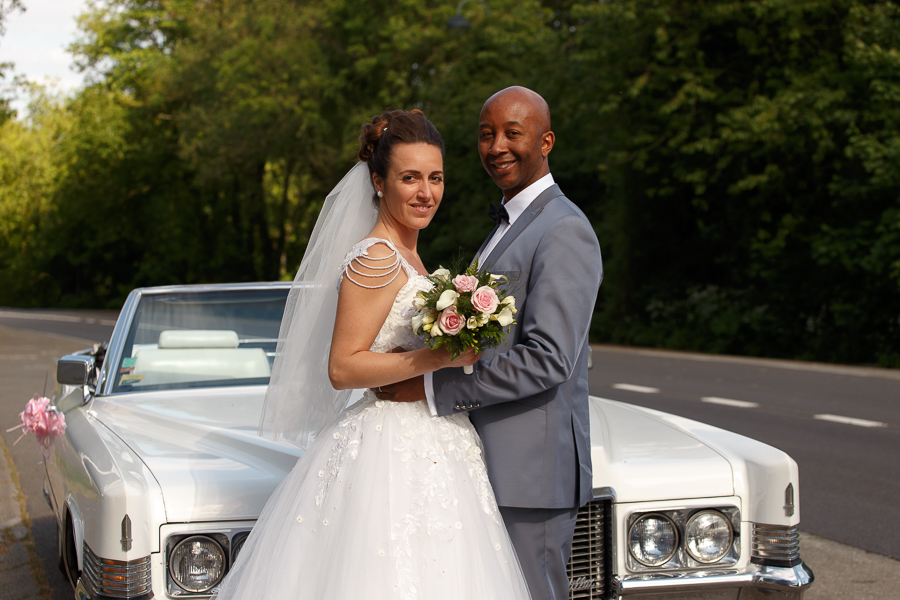 photo de couple de mariés avec Cadillac reportage mariage franco-américain Mont Noir Mont Rouge Flandres proche Lille