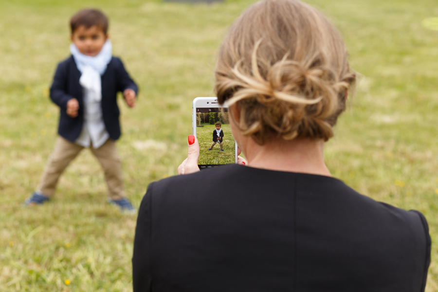 photo enfant dans smartphone pendant vin d honneur mariage Nord