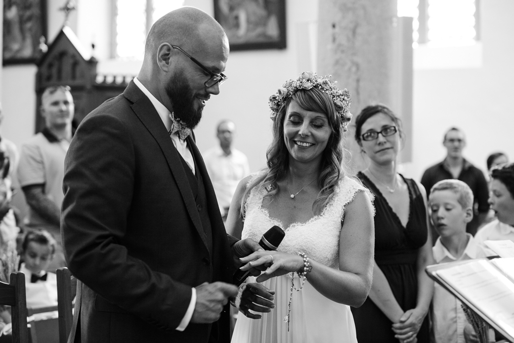 photo mariage noir et blanc échange alliances église Férin photographe mariage Douai Dechy Nord