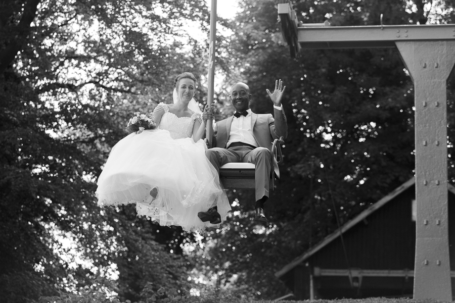 photo noir et blanc mariés sur télésiège Mont Noir Flandres Belgique photographe mariage Kabelbaan Cordoba
