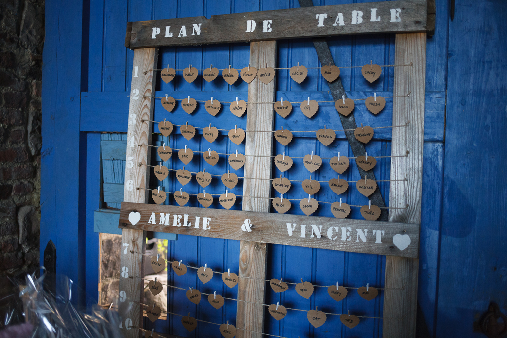 photographe mariage Nord Pas de Calais Férin Raimbeaucourt Gouy sous Bellonne Douai idée plan de table cœur kraft bois sur fond porte bleue
