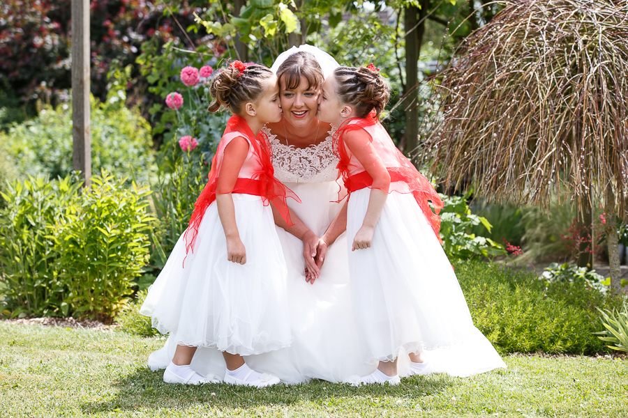 portrait mariée et demoiselles d honneur robes cérémonie fille code couleur blanc et rouge photographe mariage Lille Béthune La Bassée Richebourg