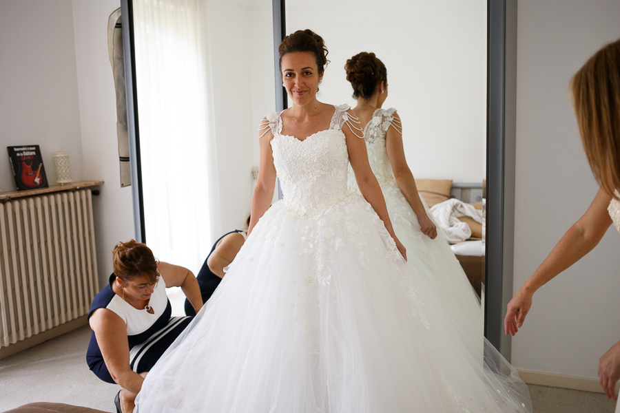 préparatifs de la mariée habillage robe princesse photographe mariage Nord Tourcoing Mouscron