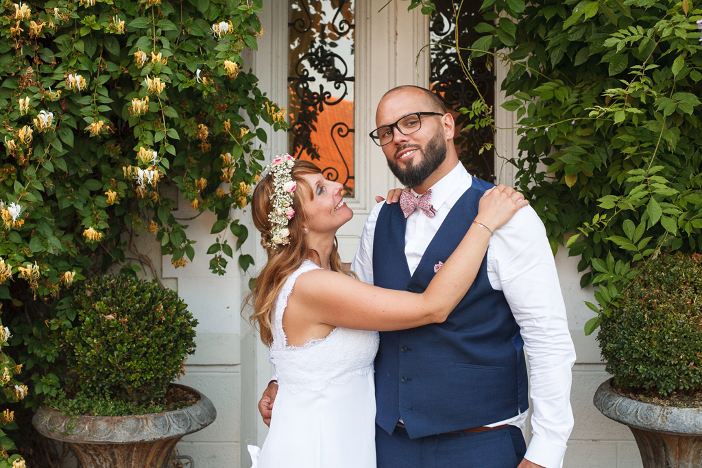 mariage champêtre à la Ferme de la Sensée - séance photos couple portrait mariés Ferme de la Sensée Gouy sous Bellonne Douai couronne florale nœud papillon liberty photographe mariage Hauts de France Nord Lille Wambrechies
