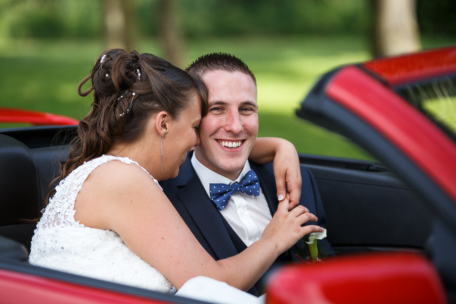 séance couple mariage en Mustang rouge - Photographe mariage portrait Nord Pas de Calais Richebourg