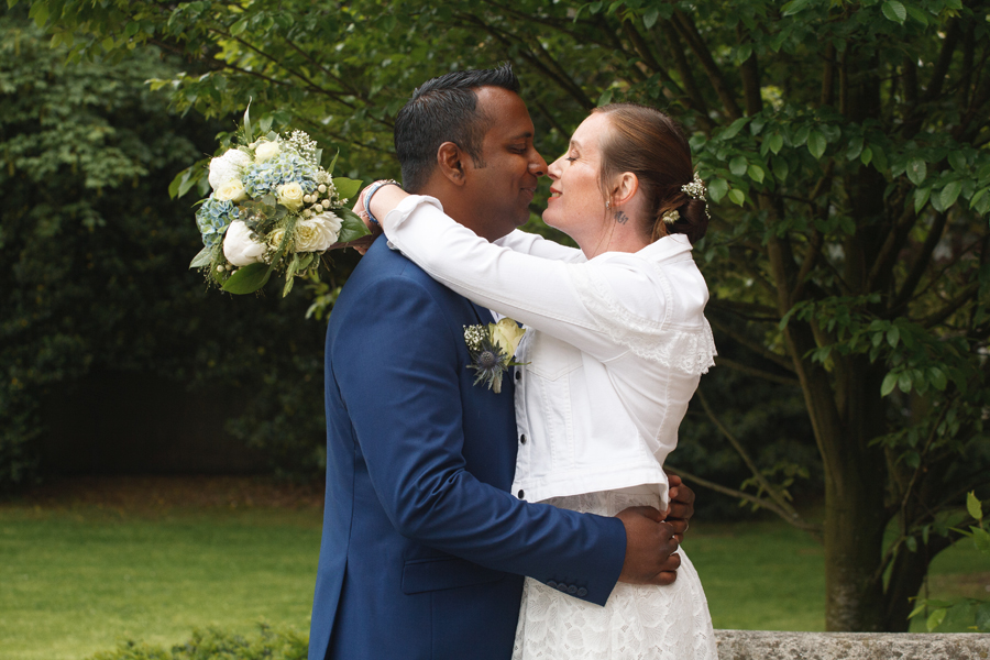 séance mariés portrait avec bouquet dans parc photographe mariage Hauts de France