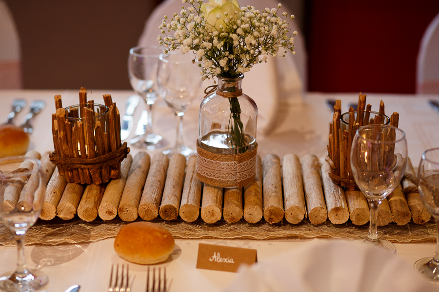 inspiratioion déco table mariage place invités vase avec gypsophile verres bois dentelle romantique champêtre photographe mariage Lille