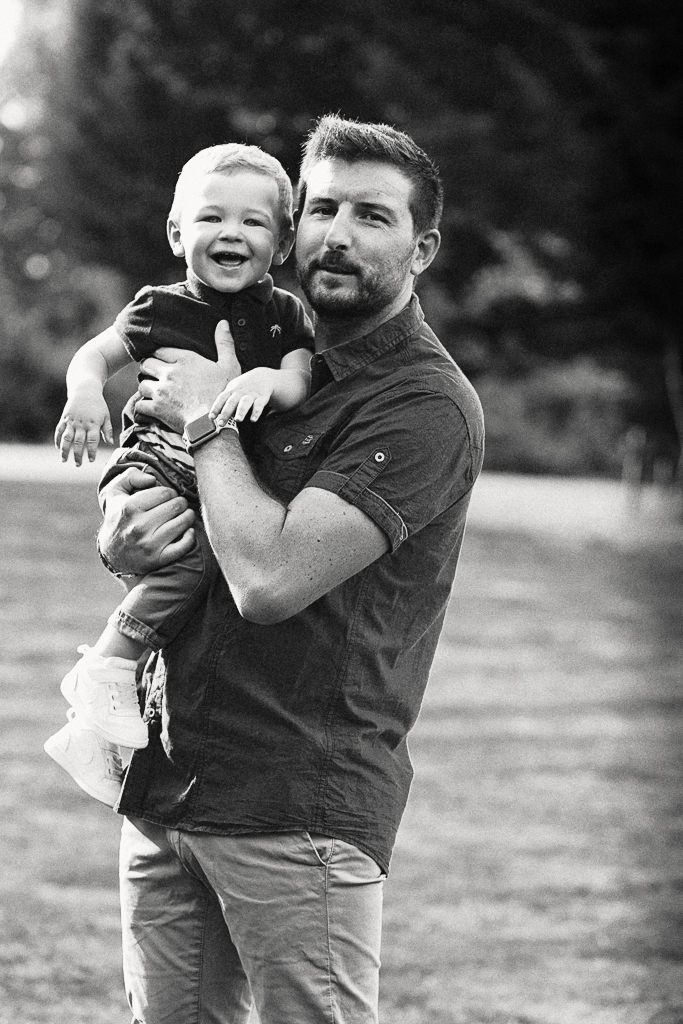 Un père et son fils, portrait en noir et blanc à prix doux pour les familles de Wambrechies et d'ailleurs. Séance portrait en extérieur.