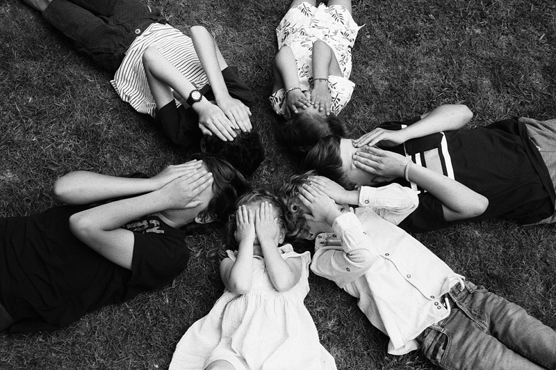 Séance photo famille en noir et blanc argentique photographe portrait Nord Lille Marcq sur pellicule Kodak Ilford Fuji style rétro et vintage