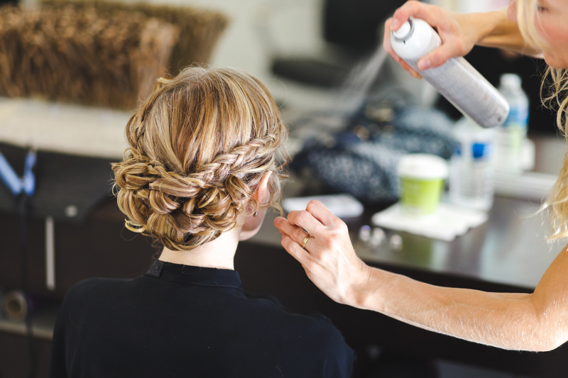 préparatifs de la mariée idée coiffure chignon tressé photographe mariage La Madeleine Nord