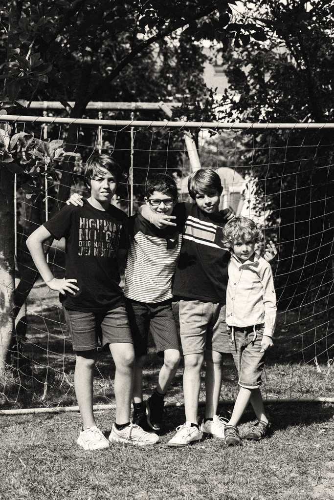 Photos enfants en noir et blanc jeux dans le jardin photographe famille Nord