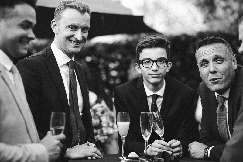 invités au vin d'honneur hommes photo nb