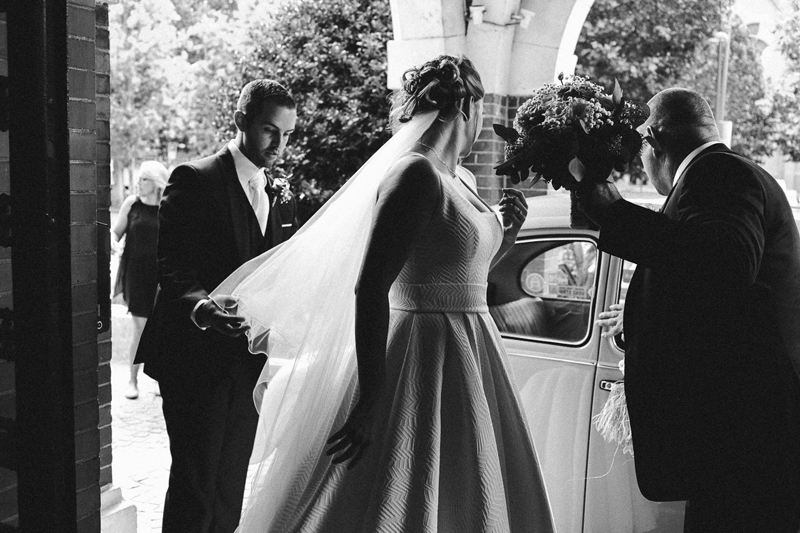 Entré mairie voile de mariée tenu par le mari