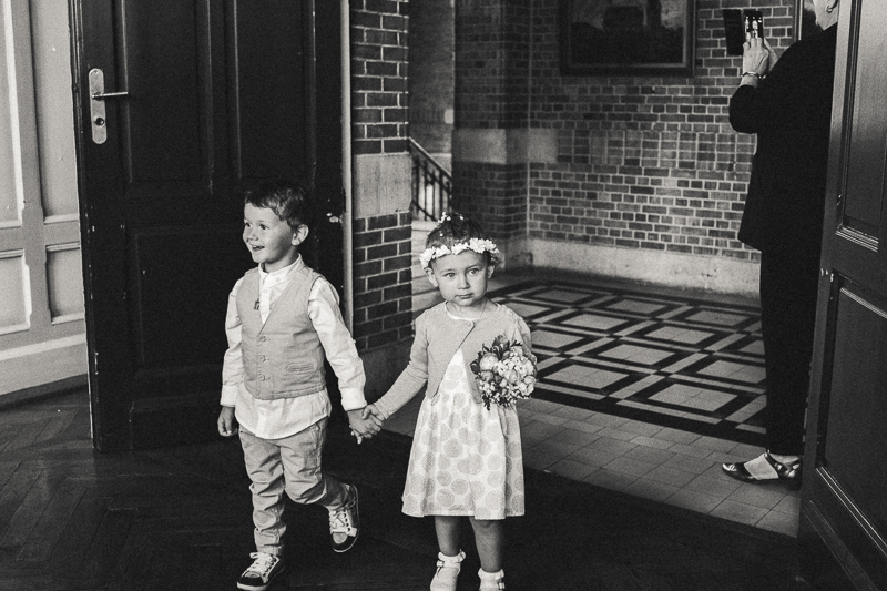 enfants mairie mariage photo noir et blanc