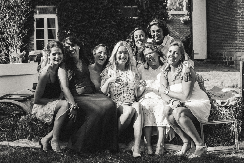 femmes témoins mariage photo de groupe