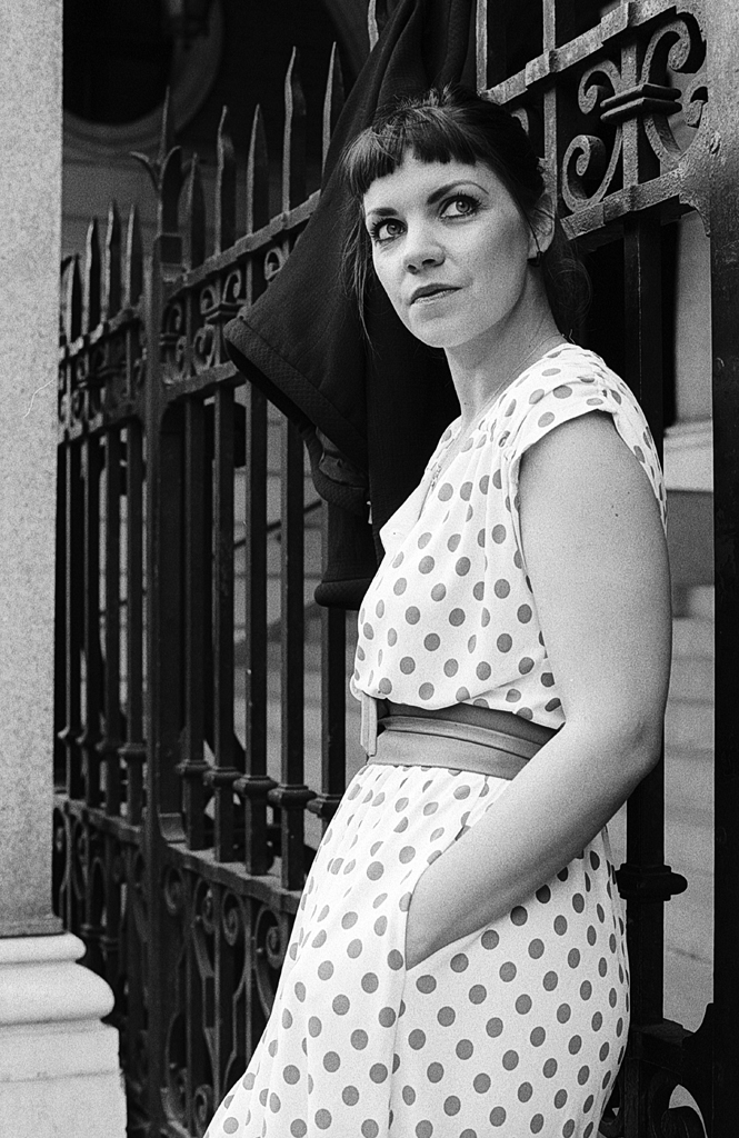 Photographie rétro argentique Lille portrait d'une jeune femme dans une robe à pois.