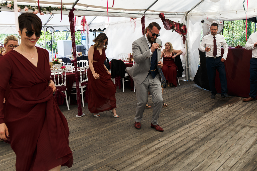 Photo de mariage réception Aulnoye Aymeries le marié sur la piste de danse et demoiselles d'honneur