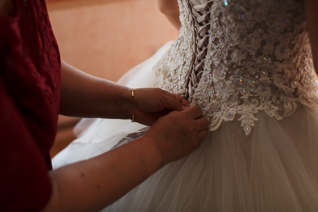 Le laçage de la robe de mariée - photo des préparatifs mariage à la maison des parents