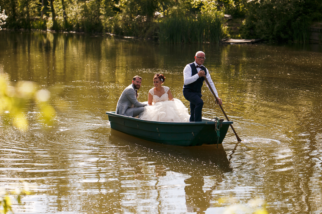 les mariés en barque photos de mariage en plein air dans le Nord - Fred LAURENT Photographe